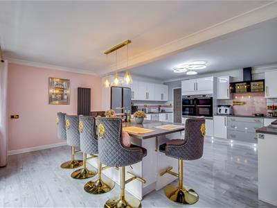 KITCHEN/BREAKFAST ROOM
